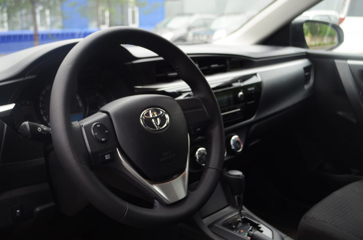 Toyota Corolla - Перетяжка руля, кожей.